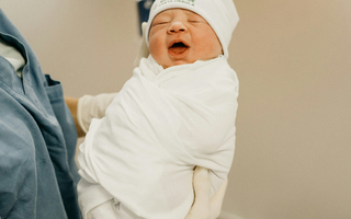 Swaddling a baby: how to do it, the benefits, and safety tips